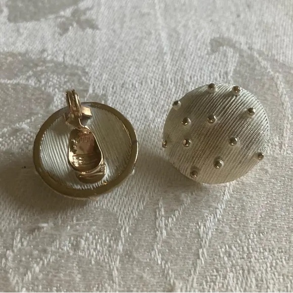 Vintage *Signed* MONET White & Gold Clip-On Earrings - Picture 2 of 2